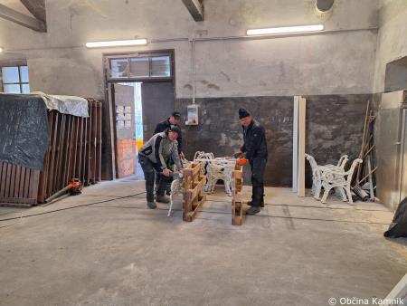Sodelavci iz naslova javnih del urejajo mestno jedro (2)